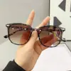 Superventas transfronterizo versátil marco cuadrado simple y elegante gafas para miopía para mujer, gafas planas de moda con remaches anti luz azul para hombre con un look genial y apuesto