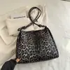 Estampado de leopardo moda simple retro bolsa para el trabajo ocio nueva bolsa de hombro portátil 2025 europea y americana bolsa tote de gran capacidad