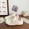 Zapatillas casuales transpirables de malla para mujer, con diseño de puntera de concha, nueva colección de verano 2026, zapatos deportivos blancos chic y únicos de estilo coreano
