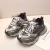 Zapatos deportivos para niños, malla transpirable, nueva colección otoño 2026, diseño de malla moderno, transpirables, con suela gruesa y diseñados tanto para niños como para niñas.