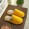 2026 Nuevas Pantuflas de Piel para Invierno Estilo Pareja Pantuflas de Casa para Interior Suela Gruesa Cómodas Pantuflas de Pana y Algodón