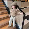 Ropa infantil coreana 2026 colección de otoño nueva: Cárdigan de punto trenzado color caqui bordado con cuello redondo y pantalones casuales acampanados para niñas