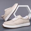 Zapatos de hombre de piel de vaca de primera capa, primavera 2025, nuevos zapatos de tabla de suela blanda de cuero transpirable blanco, zapatos deportivos ligeros y versátiles