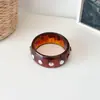 Nova pulseira de resina com rebites degradê estilo largo vintage para mulheres, acessório de pulso redondo punk exagerado e único