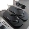 Chinelos Masculinos Verão 2025 Novos Casuais Versáteis Chinelos Calçados de Praia Tendência para Uso Externo Sandálias Antiderrapantes