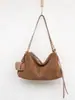 Estilo descontraído e casual, com acabamento fosco, textura semelhante a camurça e design de bolsa hobo Boston com zíper duplo, perfeito como uma bolsa de ombro para o dia a dia.