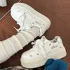 Tênis brancos de sola grossa para aumentar a altura para mulheres, estilo coreano, versáteis com saias, novos modelos 2026 mocassins estudantis, tênis casuais