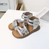 Talla 26-36, Sandalias para niña de cuero de superfibra 2026, estilo coreano, suela suave, sandalias romanas de moda superventas 6097