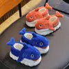 Sapatos de algodão de inverno para crianças, pantufas quentes com estampa de tubarão para meninos, fofos e macios, para meninas, adequados para uso interno e com solas antiderrapantes para bebês