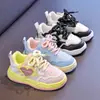 Tênis feminino 2025 outono/inverno novo superfície de couro sola macia sapatos de calçar cor bicolor versátil casual para meninas sapatos brancos