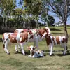 Escultura de vaca de simulación de plástico reforzado con fibra de vidrio para decoración de exteriores en patios de centros comerciales comunitarios, parques, granjas y jardines
