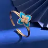 Novo flor de quatro pétalas flor de quatro folhas abertura em forma de C pulseira venda quente transfronteiriça três cores opcionais joias da moda joias personalizadas