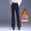Pantalones acampanados de invierno para mujer de mediana edad, mezcla de seda, nuevo estilo 2026, forrados de polar y de algodón engrosado, modernos, cálidos y casuales