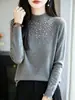Suéter Andy de fleece macio e confortável para mulheres, camada base justa, gola alta discreta com detalhes em diamante acrílico, malha fina que afina a silhueta