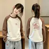 Camiseta de manga larga cálida de forro polar con retazos de cuello redondo para niños, talla mediana, otoño/invierno 2026, top básico versátil informal para niñas