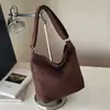 Estilo europeo y americano, bordado de letras vintage, 2026 gamuza de gran capacidad, moderno, ligero y lujoso bolso tote con un ambiente relajado