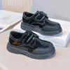 Sapatos de Couro Estilo College para Crianças 2026 Novo Modelo de Outono para Meninos Antiderrapantes Pretos de Performance para Crianças Mais Velhas