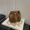 Bolsa transversal pequena versátil estilo ins para mulheres, novo design de nicho da moda 2026, bolsa de corrente estilosa, bolsa de ombro tipo balde