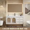 Gabinete de baño de estilo lujo ligero, minimalista y rústico, una combinación de madera maciza para uso doméstico, con un lavabo cerámico integrado para lavarse las manos y la cara