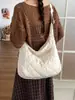 Bolsa acolchada de algodón para mujer, nuevo estilo invierno 2026, bolsa de gran capacidad rellena de plumón, adecuada para ir al trabajo, con diseño de patrón de rombos, se puede llevar como bolso de hombro, bolso cruzado o bolsa de mano