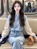 Camisa azul de manga comprida com retalhos estilo francês para mulheres, adequada para usar por baixo ou por cima, com um toque de alta qualidade e único