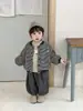 Roupas Infantis Estilo Outono/Inverno Bebê Engrossado 2026 Novo Estilo Coreano Roupa Infantil Meninos Jaqueta Listrada Conjunto com Pelúcia