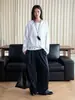 A nova coleção de outono da Loufu apresenta uma camiseta branca estilo japonês, simples e relaxada, com gola henley e bordas dobradas, um top modelador para mulheres