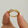 Oumika Nova Cor Zircônia Cruz Fina Torcida Anel de Dedo Aço Inoxidável Ouro Real 18K Anel de Commuter de Nicho