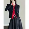 Elegante cárdigan de lana Merino Australiana de calibre 14 con tapeta de doble capa de color contrastante, un imprescindible para Otoño e Invierno