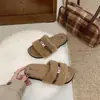 Chinelos femininos de outono e inverno com sola grossa e macia, com fivela e design de bico aberto, apresentando acabamento peludo metálico, novo estilo da moda para 2026