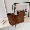 Bolsa tote minimalista de grande capacidade europeia e americana, uma bolsa de ombro elegante e versátil com um visual sofisticado