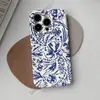 Capa rígida de filme de camada única estilo europeu e americano azul Klein com flores pintadas à mão para iPhone 16 capa de telefone de cobertura total 18pro