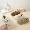Zapatos peludos para niños estilo coreano, zapatos cálidos de algodón, nuevo modelo de invierno 2026, zapatos peludos para niñas tipo Birkenstock con hebilla de cinturón y forro de felpa