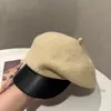 Nueva Gorra de Punto con Visera de Cuero para Otoño e Invierno, Estilo Coreano y Japonés, Hace que la Cara Parezca Más Pequeña, Boina de Pintor de Moda