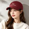 Gorra de béisbol bordada con un lindo cachorro de dibujos animados para mujer, versátil, adelgazante, visera ancha, circunferencia de cabeza grande, copa suave
