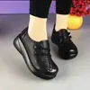 Zapatos de tacón bajo para mujer con suela gruesa, modelo nuevo 2026 para madres de mediana edad y mayores, suela suave, antideslizantes, estilo étnico retro, slip-on de piel