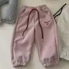 Calças Casuais Unissex para Crianças Outono e Primavera Roupa de Bebê Estilosa Personalidade Infantil Tendência Esportiva Bordado de Desenho Animado com Letras Calças Jogger