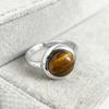 Anillo de Piedra Ojo de Tigre Redondo Luz de Anillo Lujo Transfronterizo Nuevo Diseño de Nicho Anillo de Dedo Índice Abierto Ámbar de Gama Alta Venta al por Mayor