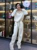 Moda deportiva famosa en Internet con traje otoño e invierno nuevo cuello semiabierto suéter de punto lechoso fufu conjunto de dos piezas ropa de mujer