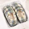 Pantuflas de Algodón con Suela Gruesa para Invierno 2025 Nuevas de Cuadros Otoño e Invierno Cálidas Antideslizantes para Mujer Ropa de Exterior Hogar Dibujos Animados Pantuflas de Piel