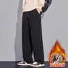 Pantalones casuales de punto con forro polar para hombre de otoño e invierno, con corte relajado, estampado de cuadros, diseño cómodo de pierna recta ancha y un estilo inspirado en el streetwear americano.