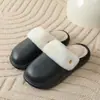 Chinelos de algodão grossos e impermeáveis removíveis para mulheres, novo modelo de inverno 2026, adequados para uso externo, quentes e fofos, chinelos de pelúcia e peludos para homens