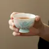 Taza Maestra de Cerámica Orquídea Pintada a Mano Bajo Esmalte Taza con Borde de Flor en Color Azul y Rosa Contraste Set de Té Kung Fu Chino Taza de Degustación de Té Taza Individual