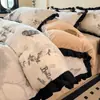 Invierno Encaje Francés Terciopelo de Leche Juego de Cuatro Piezas Forrado de Polar Encaje Coreano Engrosado Cálido Bebé Terciopelo Cama Sábanas Funda de Edredón