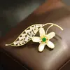 Broche de Flor y Hoja de Nácar Blanco Natural Circonita Verde de Lujo Ligero (Hueco) Broche de Hoja Elegante para Abrigo de Dama Broche de Alta Gama