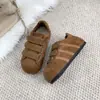 Zapatos de Entrenamiento Retro Alemanes Marrones para Mujer Aumento Invisible de Altura 3cm Velcro Suela Suave Pies No Cansados Zapatos Deportivos Casuales Estilo Primavera y Otoño