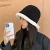 Novo Chapéu Bucket de Pelúcia Feminino de Outono e Inverno, Chapéu Tricotado Quente para Exterior que Afina o Rosto, Chapéu Bucket Estiloso de Nicho