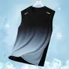 Camiseta esportiva de manga curta de secagem rápida em estoque para homens, proteção solar, fina para o verão, respirável, modelagem solta, adequada para caminhadas, fitness e atividades ao ar livre