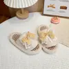 Pantuflas a cuadros antideslizantes con lazo, nuevo estilo otoño/invierno 2026, pantuflas casuales de interior para niñas, de suela plana, felpa y diseño de una tira