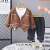 Suéter Rayado Elegante para Bebé y Niño Pequeño Estilo Urbano Set de Tres Piezas con Cuello en V Atuendo de Otoño de Manga Larga de Moda para Niños